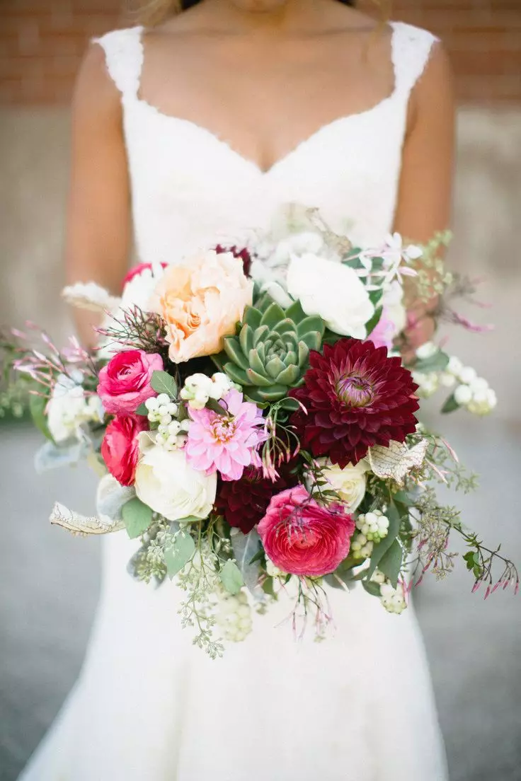 모란의 결혼식 꽃다발 (108 사진) : 흰색 수문과 빨간 칼라와의 조합, 결혼식 꽃다발의 부르고뉴, 라일락 및 자주색 꽃의 조합 8013_81