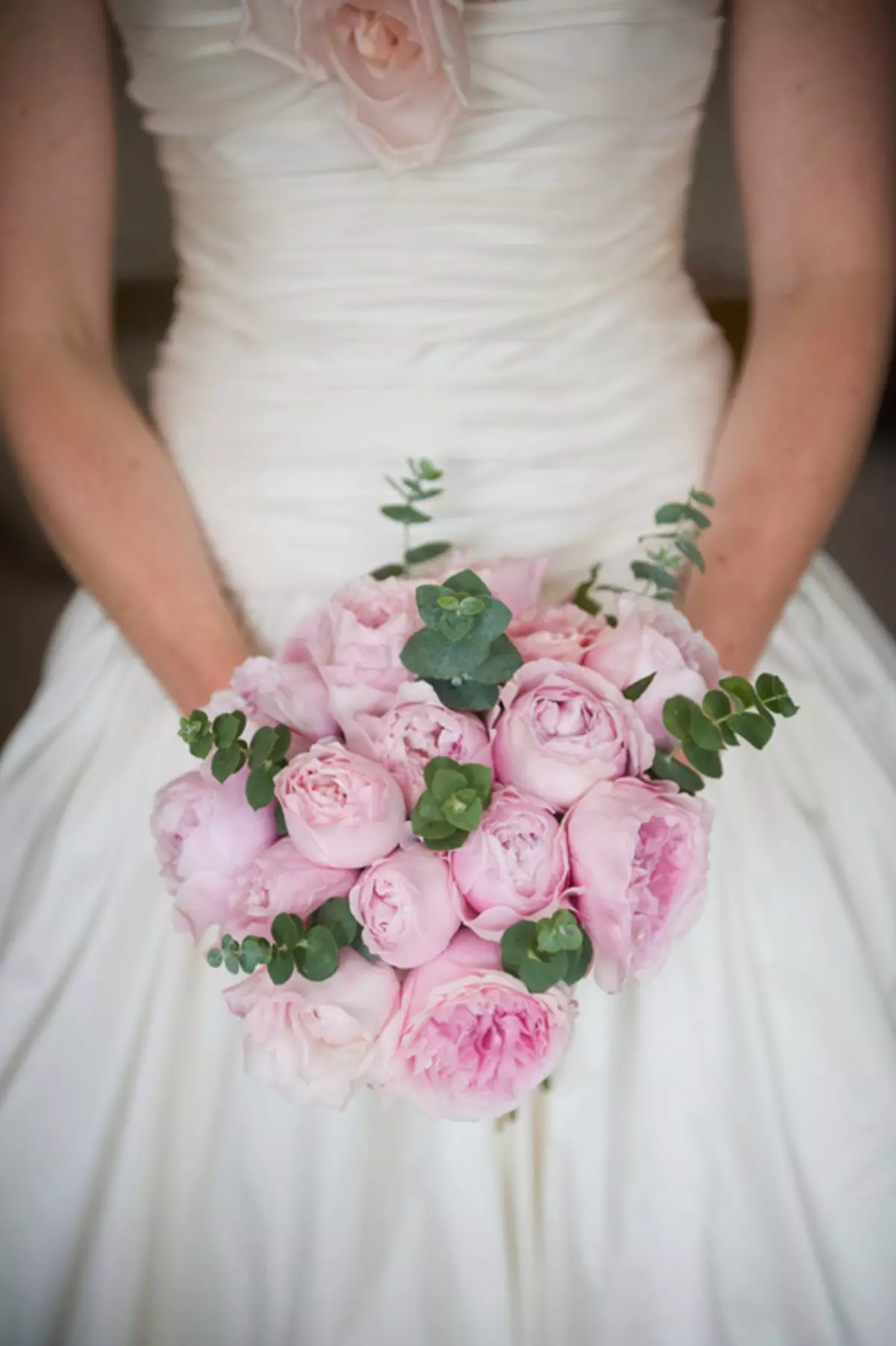 Весільний букет з піонів (108 фото): комбінації з білими гортензіями і червоними каллами, поєднання бордових, бузкових і фіолетових квітів в букеті на весілля 8013_83