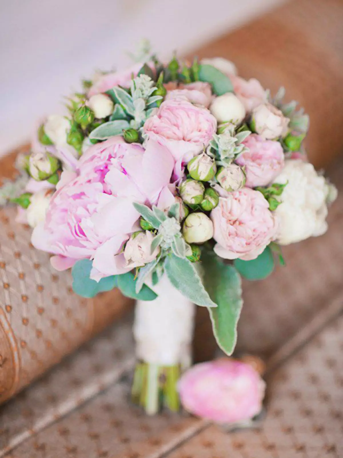 Bruiloft boeket van pioenrozen (108 foto's): combinaties met witte hydrieren en rode callas, combinaties van Bourgondië, lila en paarse bloemen in een huwelijksboeket 8013_84