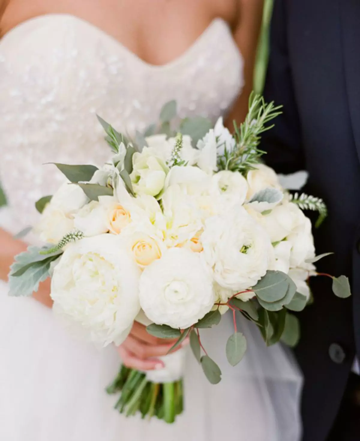모란의 결혼식 꽃다발 (108 사진) : 흰색 수문과 빨간 칼라와의 조합, 결혼식 꽃다발의 부르고뉴, 라일락 및 자주색 꽃의 조합 8013_85