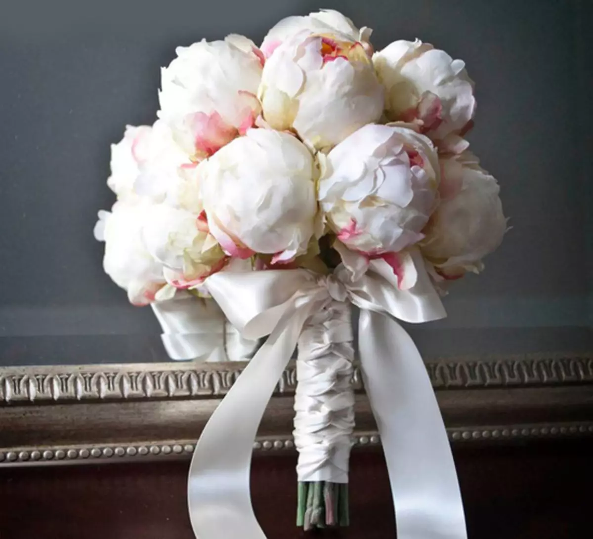 Bouquet Pernikahan Peony (108 Foto): Kombinasi dengan Hidang Putih dan Callas Merah, Kombinasi Burgundy, Lilac dan Bunga Ungu di Bouquet Pernikahan 8013_86