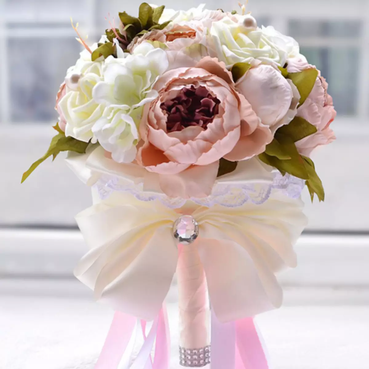 Vestuvių peonijų puokštė (108 nuotraukos): deriniai su baltais vandeniu ir raudonaisiais telefonu, bordo, alyvinės ir violetinės gėlės deriniai vestuvių puokštėje 8013_88