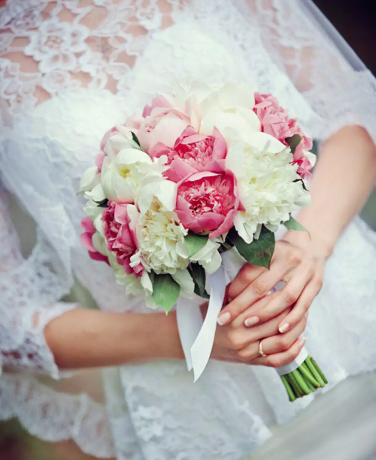 Весільний букет з піонів (108 фото): комбінації з білими гортензіями і червоними каллами, поєднання бордових, бузкових і фіолетових квітів в букеті на весілля 8013_89
