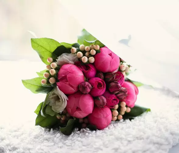 Сватбен букет от божури (108 снимки): комбинации с бели хидранизми и червени кала, комбинации от бургундия, люляк и лилави цветя в сватбен букет 8013_91