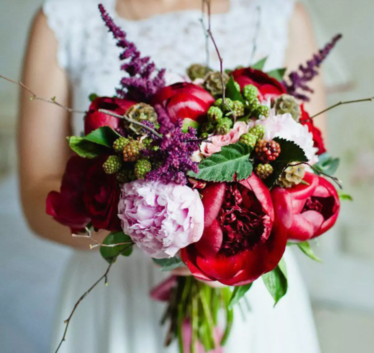 모란의 결혼식 꽃다발 (108 사진) : 흰색 수문과 빨간 칼라와의 조합, 결혼식 꽃다발의 부르고뉴, 라일락 및 자주색 꽃의 조합 8013_92