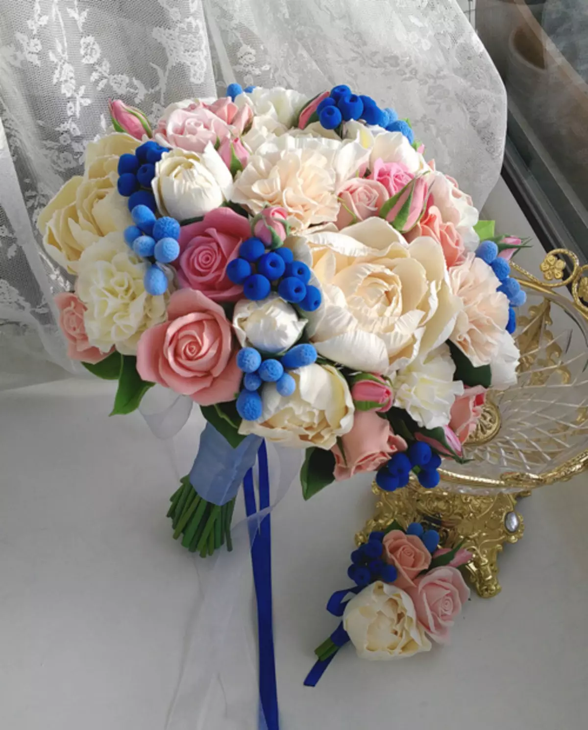Bouquet Pernikahan Peony (108 Foto): Kombinasi dengan Hidang Putih dan Callas Merah, Kombinasi Burgundy, Lilac dan Bunga Ungu di Bouquet Pernikahan 8013_93