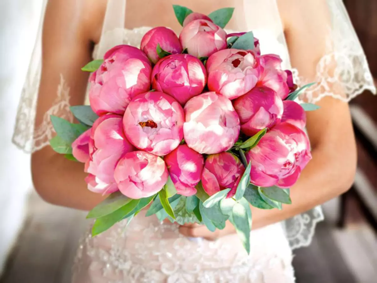 Сватбен букет от божури (108 снимки): комбинации с бели хидранизми и червени кала, комбинации от бургундия, люляк и лилави цветя в сватбен букет 8013_95