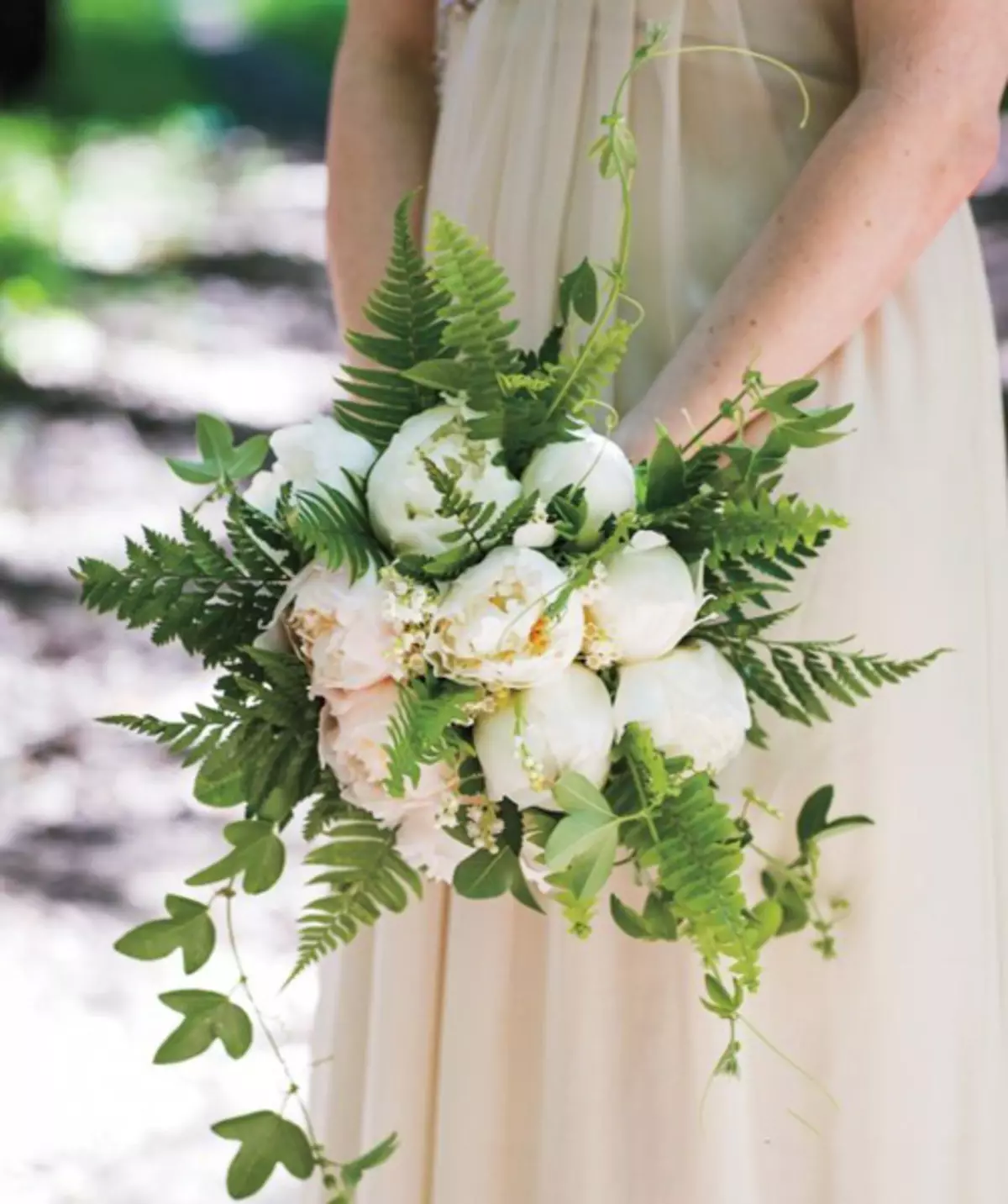 Bouquet Pernikahan Peony (108 Foto): Kombinasi dengan Hidang Putih dan Callas Merah, Kombinasi Burgundy, Lilac dan Bunga Ungu di Bouquet Pernikahan 8013_97