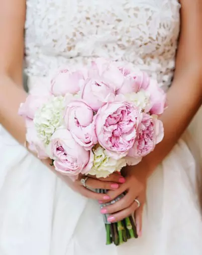 모란의 결혼식 꽃다발 (108 사진) : 흰색 수문과 빨간 칼라와의 조합, 결혼식 꽃다발의 부르고뉴, 라일락 및 자주색 꽃의 조합 8013_98