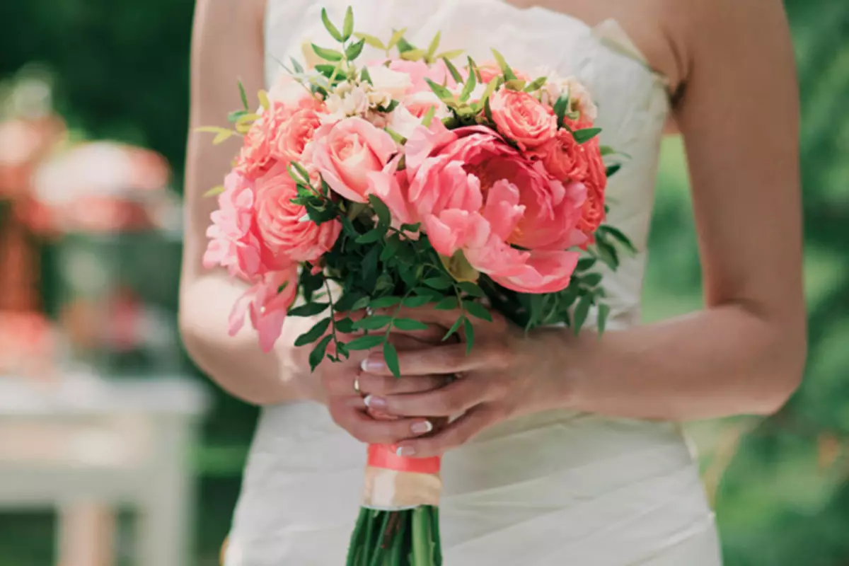 Bouquet Pernikahan Peony (108 Foto): Kombinasi dengan Hidang Putih dan Callas Merah, Kombinasi Burgundy, Lilac dan Bunga Ungu di Bouquet Pernikahan 8013_99