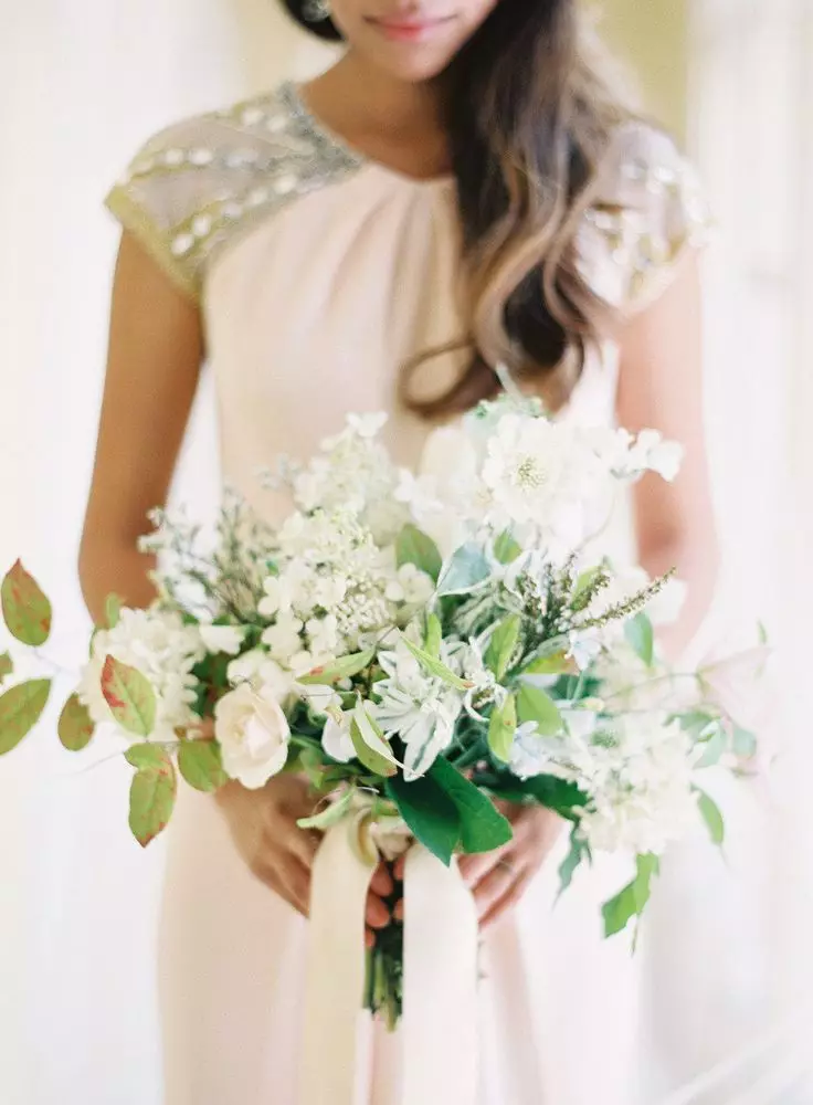 Білий букет нареченої (81 фото): ідеї весільного букета з тюльпанів, поєднуємо білий з персиковим і чорним, бежевим і ліловим кольорами 8015_10