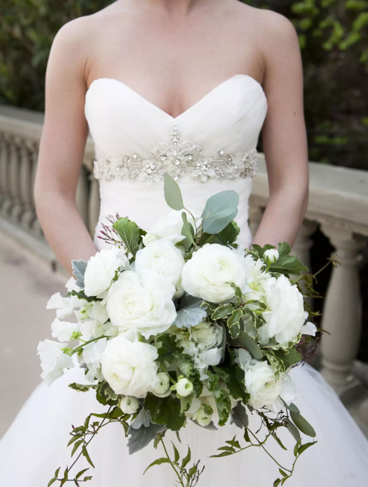 Білий букет нареченої (81 фото): ідеї весільного букета з тюльпанів, поєднуємо білий з персиковим і чорним, бежевим і ліловим кольорами 8015_11