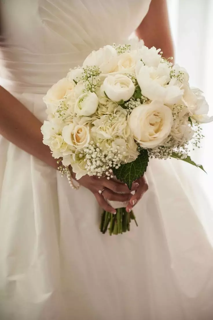 Білий букет нареченої (81 фото): ідеї весільного букета з тюльпанів, поєднуємо білий з персиковим і чорним, бежевим і ліловим кольорами 8015_12