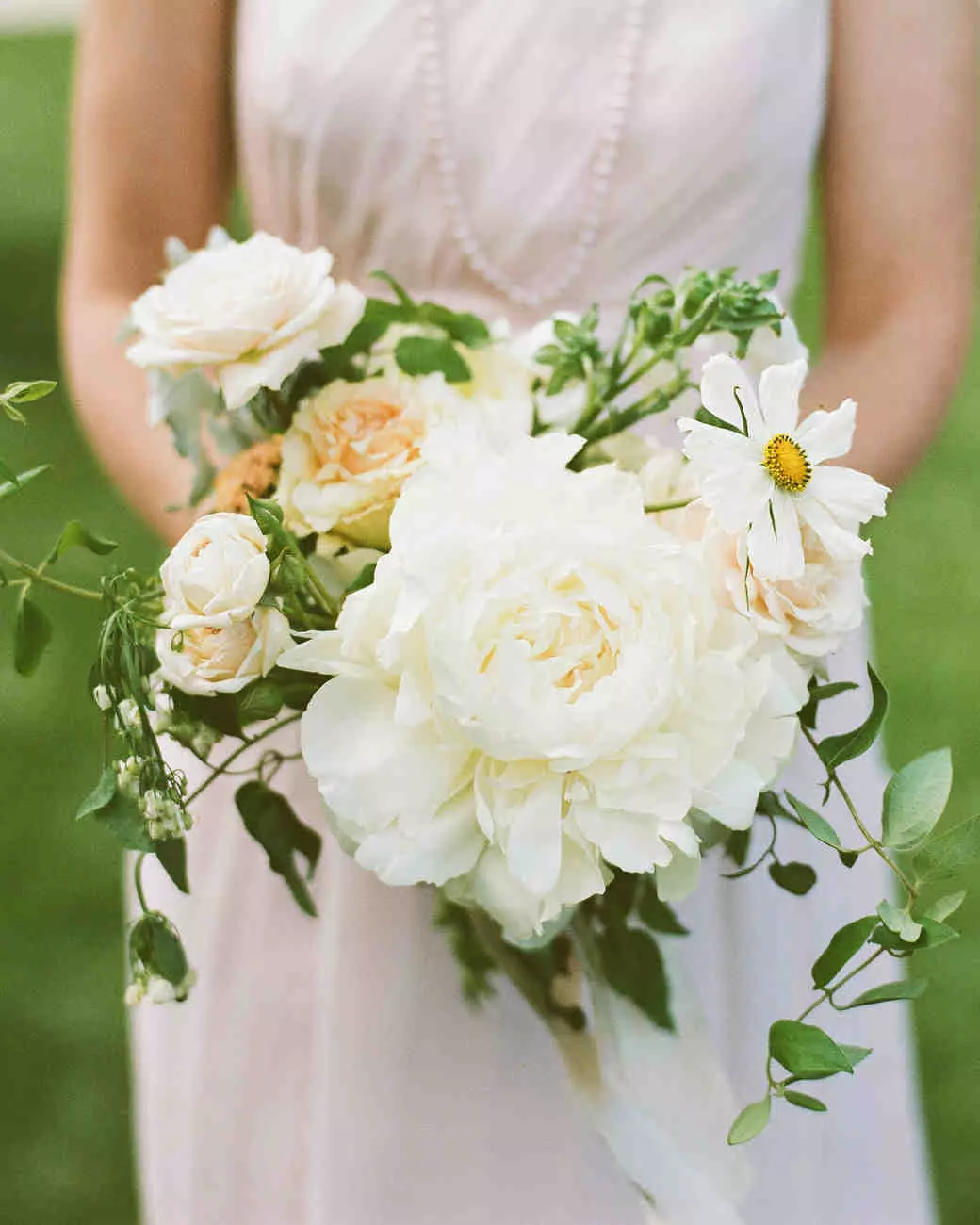 Білий букет нареченої (81 фото): ідеї весільного букета з тюльпанів, поєднуємо білий з персиковим і чорним, бежевим і ліловим кольорами 8015_14