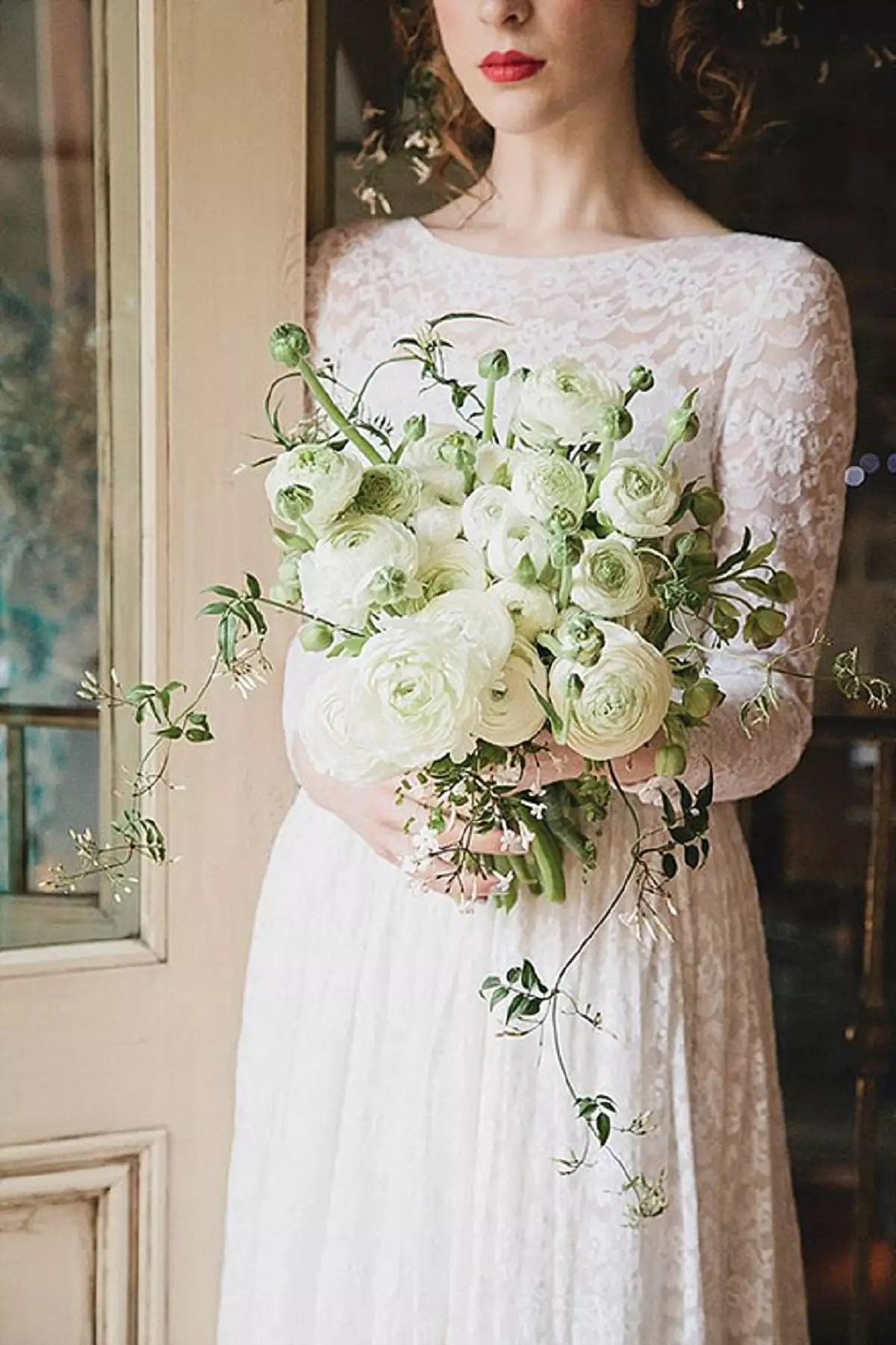 Білий букет нареченої (81 фото): ідеї весільного букета з тюльпанів, поєднуємо білий з персиковим і чорним, бежевим і ліловим кольорами 8015_16