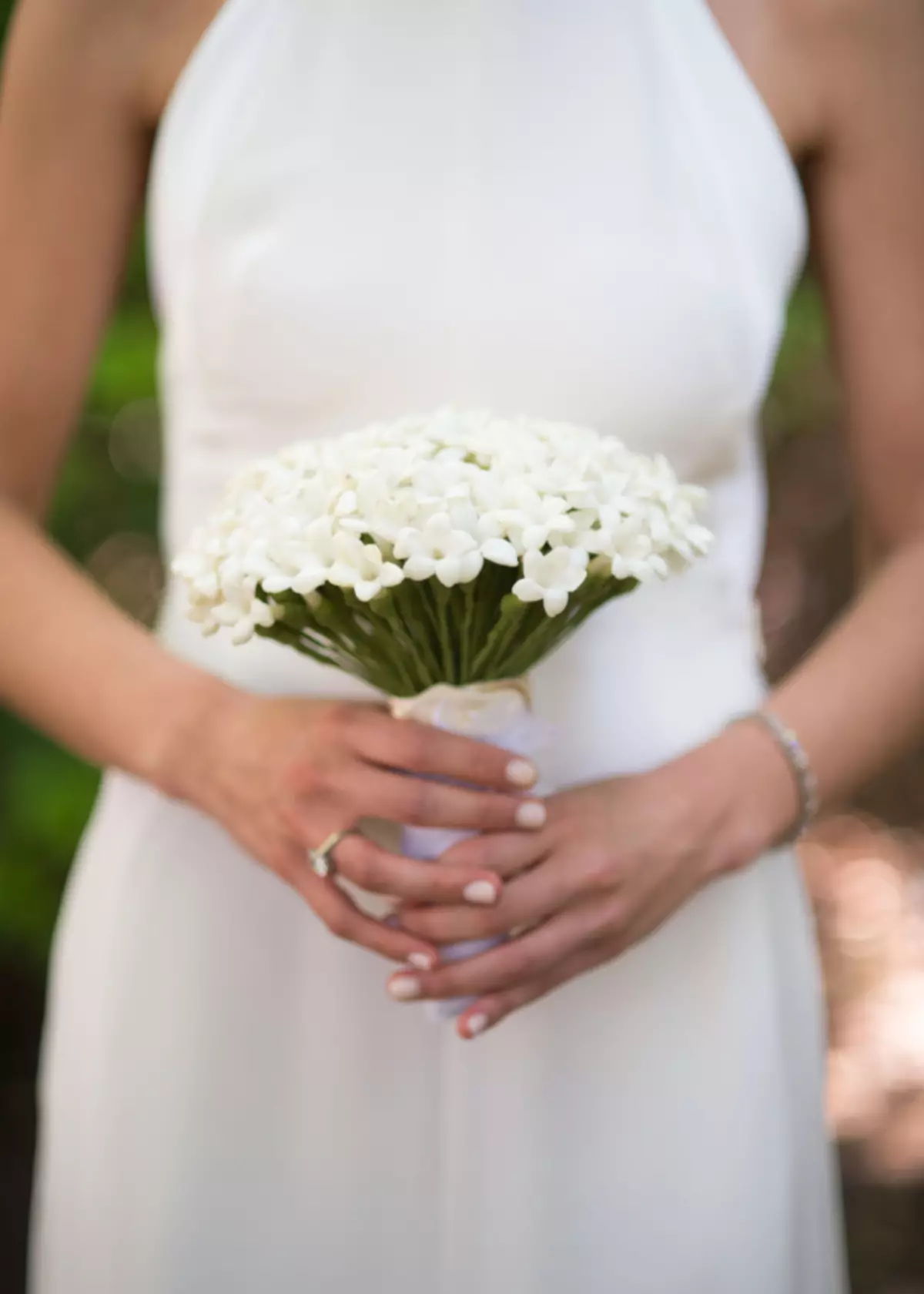 Білий букет нареченої (81 фото): ідеї весільного букета з тюльпанів, поєднуємо білий з персиковим і чорним, бежевим і ліловим кольорами 8015_19