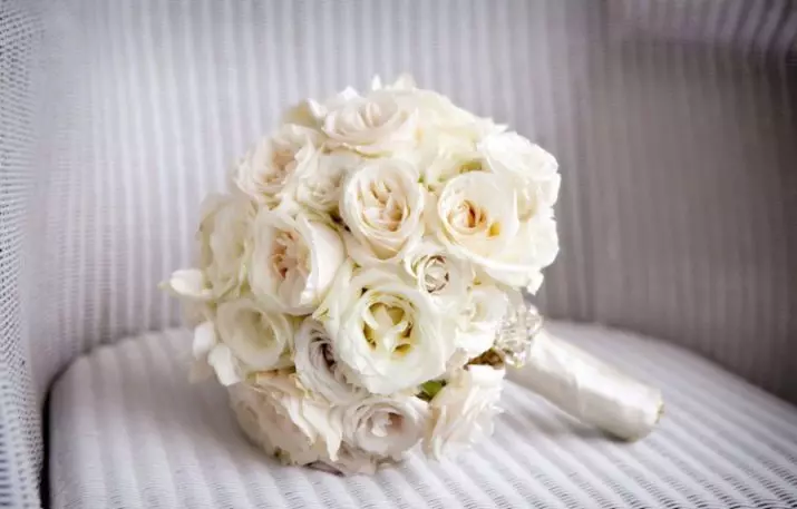 Білий букет нареченої (81 фото): ідеї весільного букета з тюльпанів, поєднуємо білий з персиковим і чорним, бежевим і ліловим кольорами 8015_2