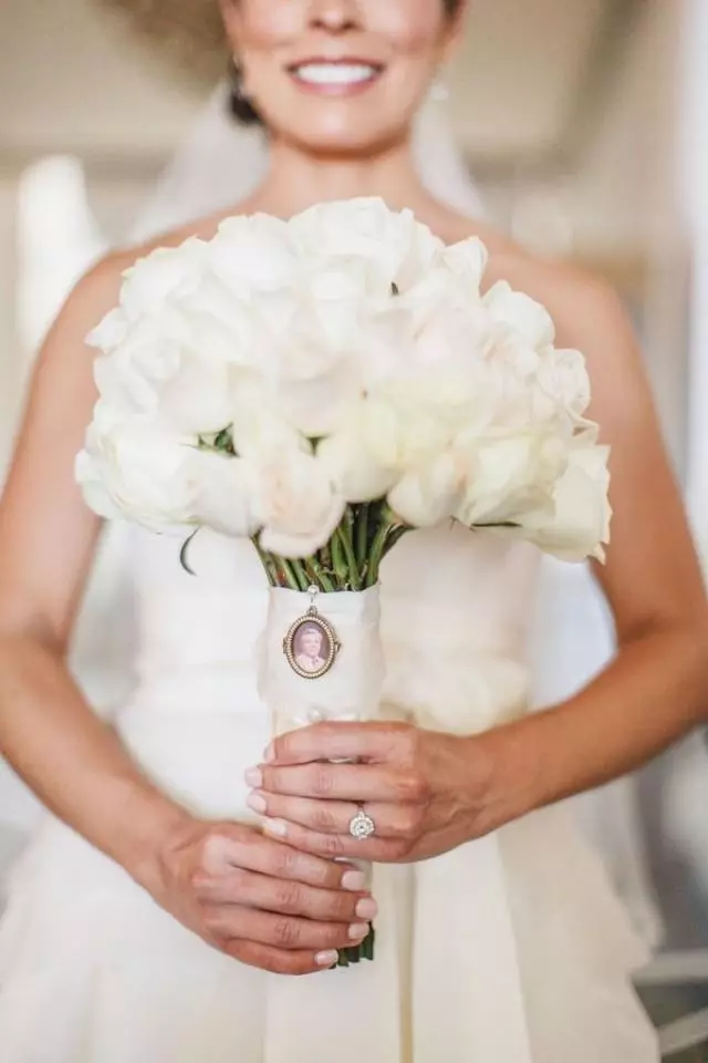 Білий букет нареченої (81 фото): ідеї весільного букета з тюльпанів, поєднуємо білий з персиковим і чорним, бежевим і ліловим кольорами 8015_23