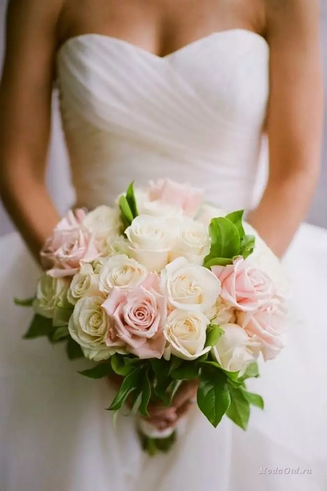 Білий букет нареченої (81 фото): ідеї весільного букета з тюльпанів, поєднуємо білий з персиковим і чорним, бежевим і ліловим кольорами 8015_27
