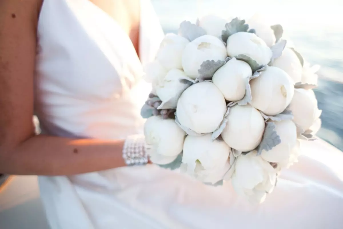 Білий букет нареченої (81 фото): ідеї весільного букета з тюльпанів, поєднуємо білий з персиковим і чорним, бежевим і ліловим кольорами 8015_31