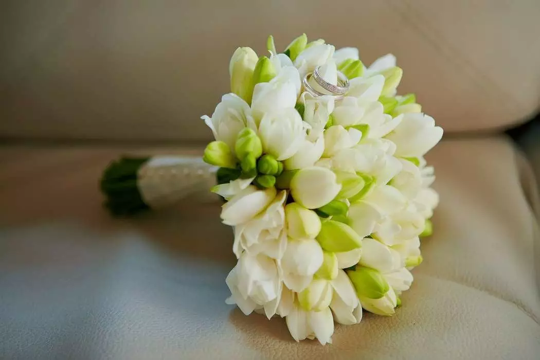 Білий букет нареченої (81 фото): ідеї весільного букета з тюльпанів, поєднуємо білий з персиковим і чорним, бежевим і ліловим кольорами 8015_32
