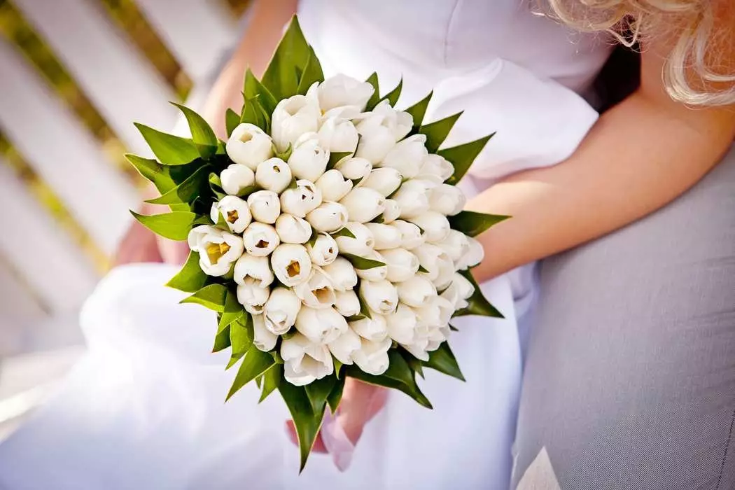 Білий букет нареченої (81 фото): ідеї весільного букета з тюльпанів, поєднуємо білий з персиковим і чорним, бежевим і ліловим кольорами 8015_34