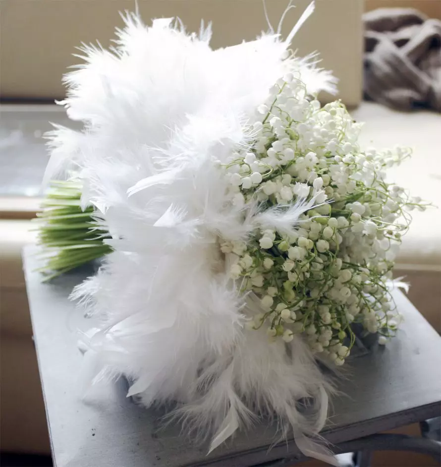 Білий букет нареченої (81 фото): ідеї весільного букета з тюльпанів, поєднуємо білий з персиковим і чорним, бежевим і ліловим кольорами 8015_35