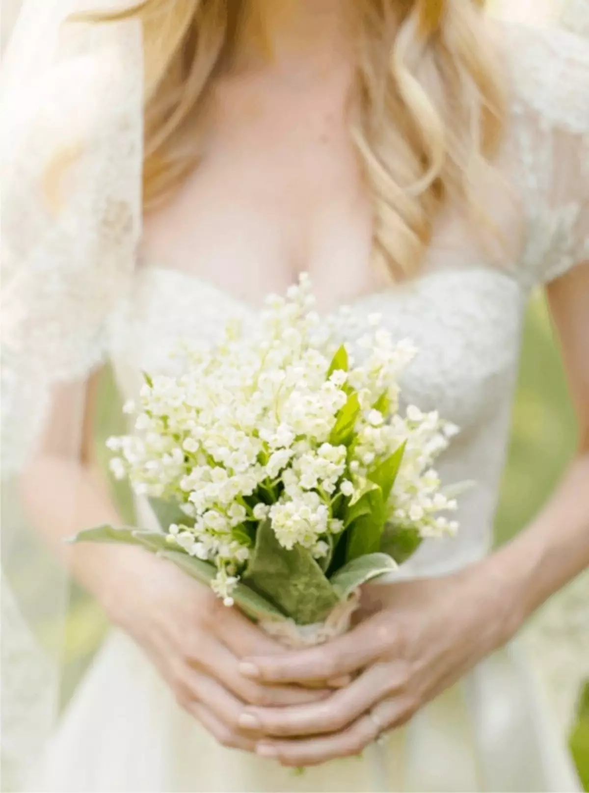 Білий букет нареченої (81 фото): ідеї весільного букета з тюльпанів, поєднуємо білий з персиковим і чорним, бежевим і ліловим кольорами 8015_36