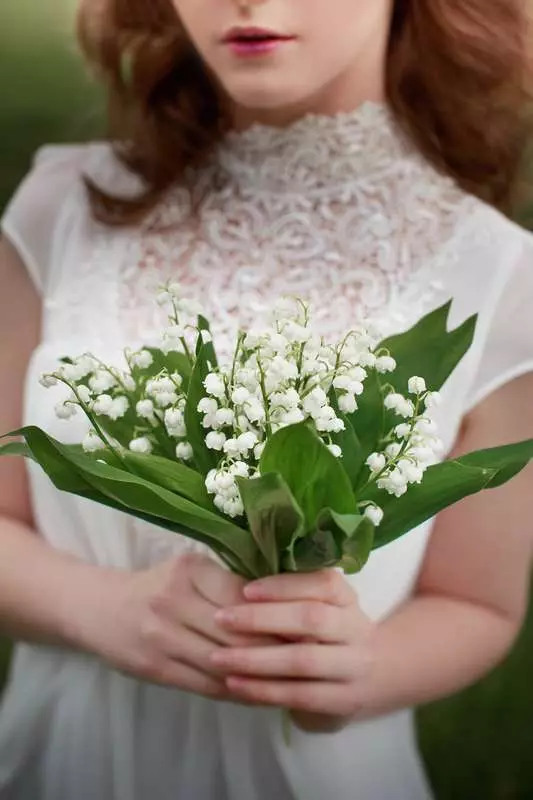 Білий букет нареченої (81 фото): ідеї весільного букета з тюльпанів, поєднуємо білий з персиковим і чорним, бежевим і ліловим кольорами 8015_37