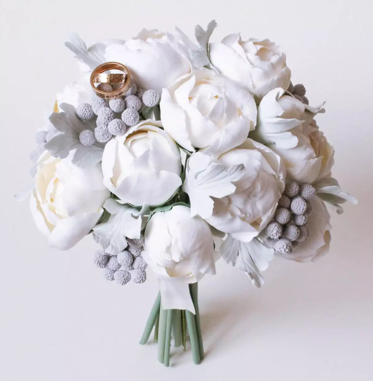 Білий букет нареченої (81 фото): ідеї весільного букета з тюльпанів, поєднуємо білий з персиковим і чорним, бежевим і ліловим кольорами 8015_4