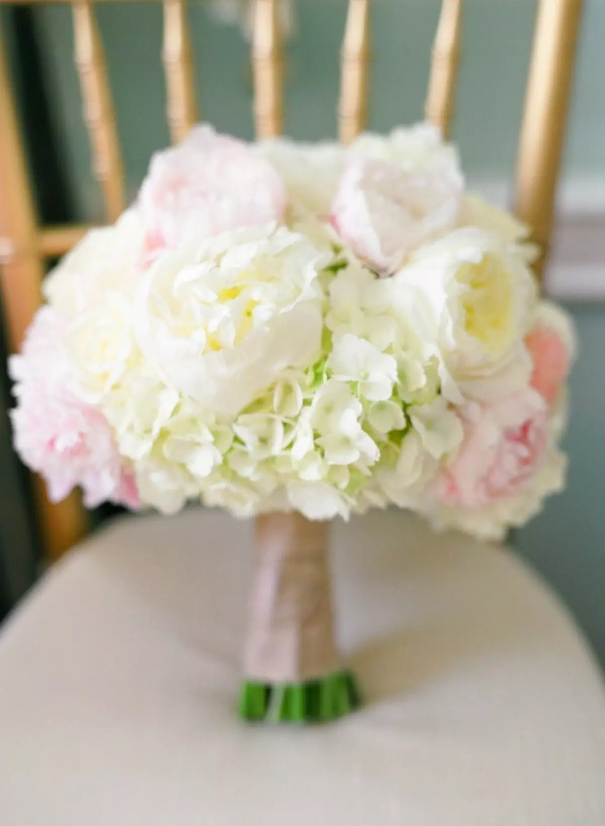 Білий букет нареченої (81 фото): ідеї весільного букета з тюльпанів, поєднуємо білий з персиковим і чорним, бежевим і ліловим кольорами 8015_42