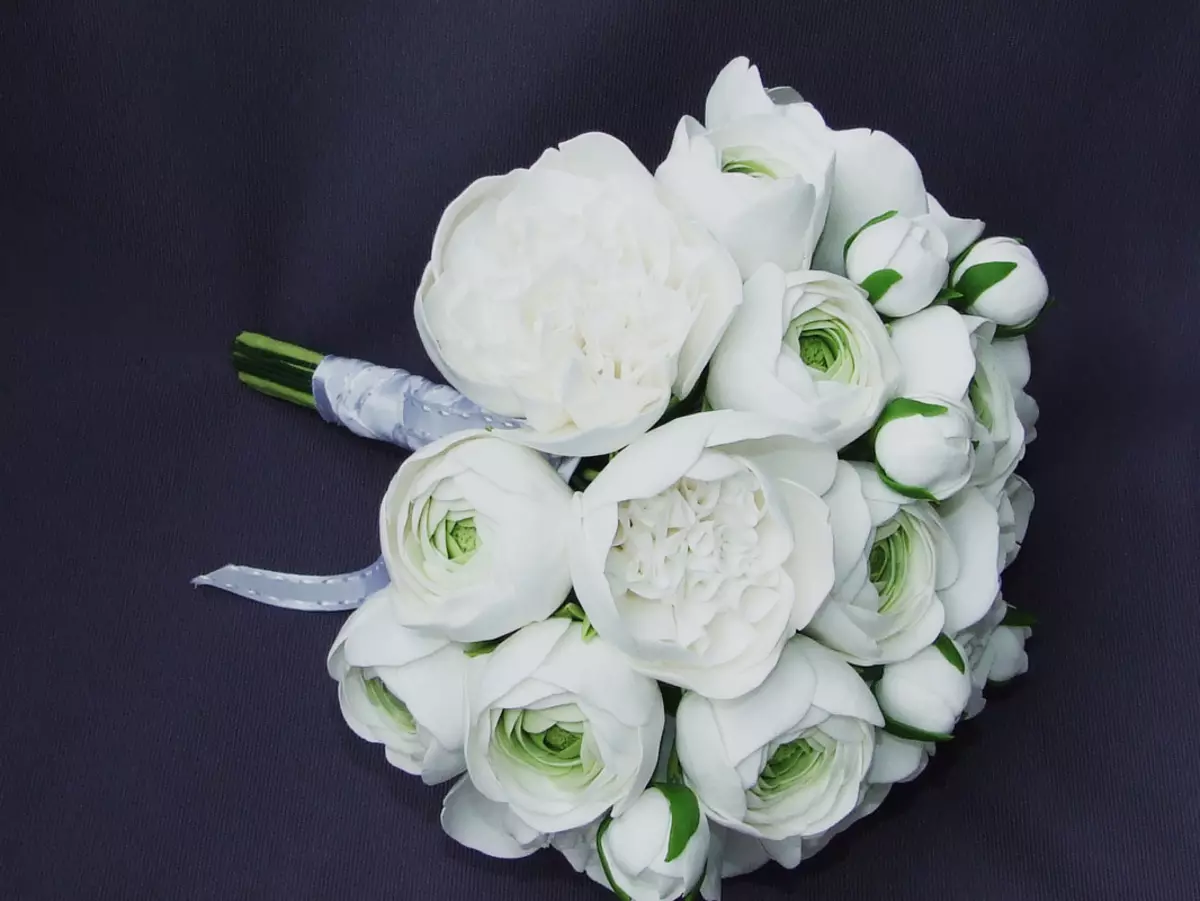 Білий букет нареченої (81 фото): ідеї весільного букета з тюльпанів, поєднуємо білий з персиковим і чорним, бежевим і ліловим кольорами 8015_44