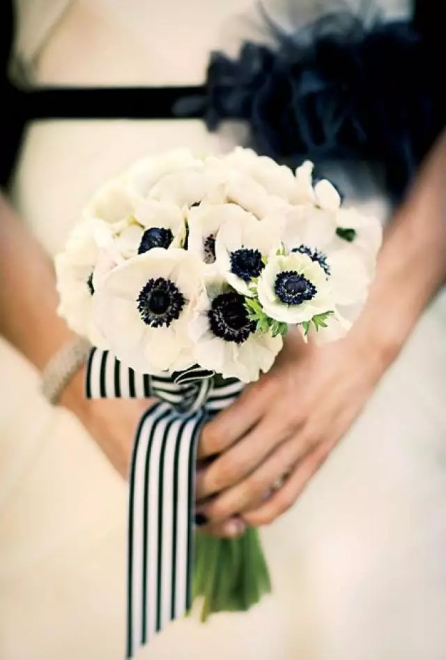 Білий букет нареченої (81 фото): ідеї весільного букета з тюльпанів, поєднуємо білий з персиковим і чорним, бежевим і ліловим кольорами 8015_45
