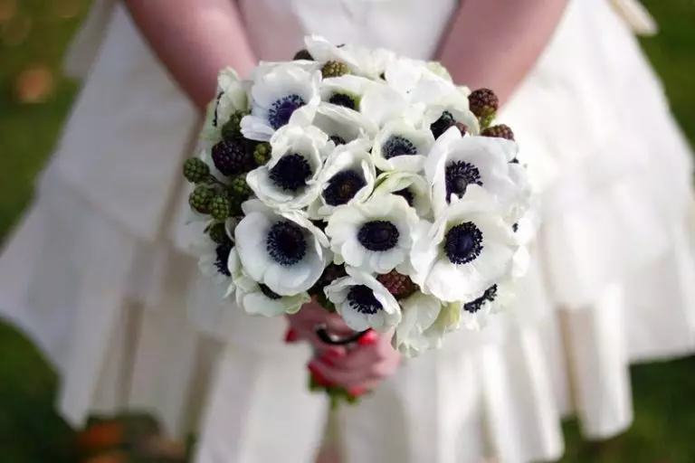Білий букет нареченої (81 фото): ідеї весільного букета з тюльпанів, поєднуємо білий з персиковим і чорним, бежевим і ліловим кольорами 8015_46