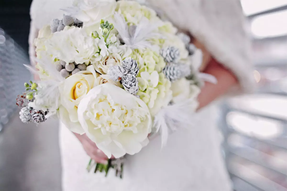 Білий букет нареченої (81 фото): ідеї весільного букета з тюльпанів, поєднуємо білий з персиковим і чорним, бежевим і ліловим кольорами 8015_47