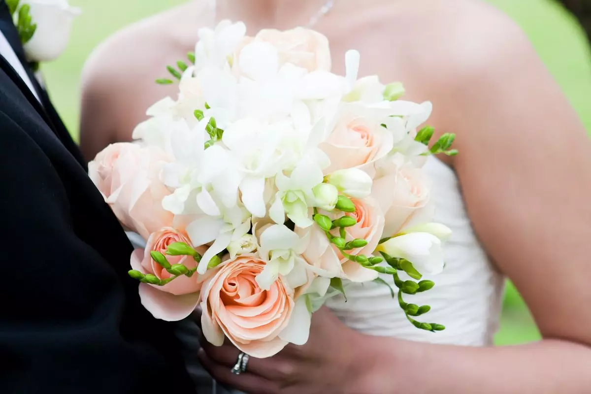 Білий букет нареченої (81 фото): ідеї весільного букета з тюльпанів, поєднуємо білий з персиковим і чорним, бежевим і ліловим кольорами 8015_48