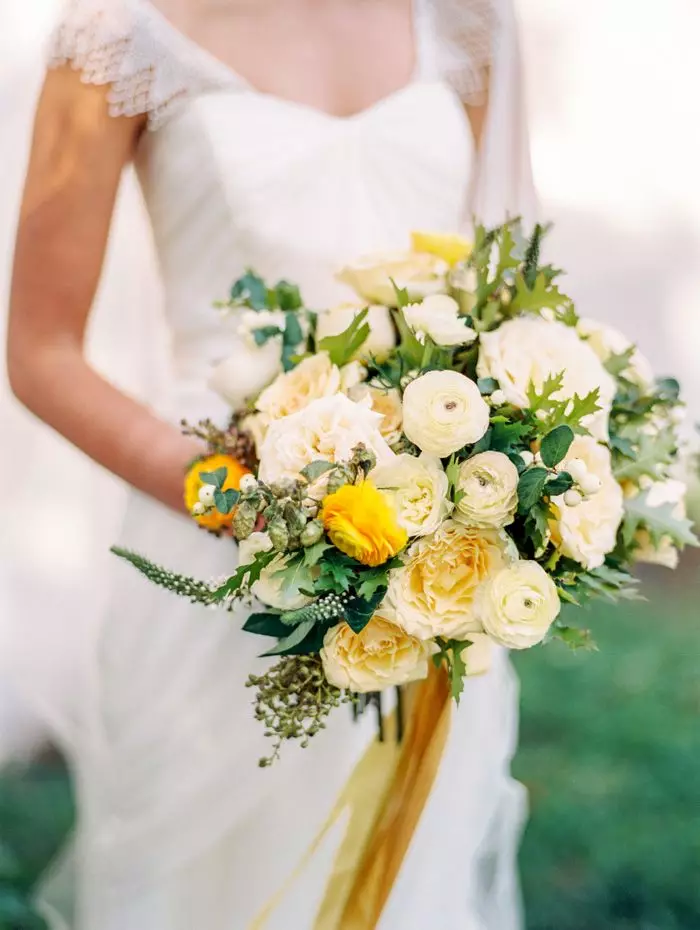 Білий букет нареченої (81 фото): ідеї весільного букета з тюльпанів, поєднуємо білий з персиковим і чорним, бежевим і ліловим кольорами 8015_49