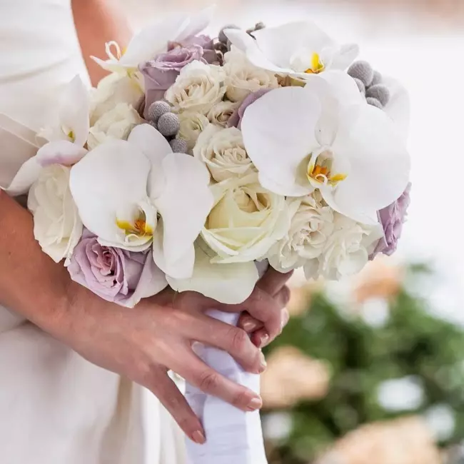 Білий букет нареченої (81 фото): ідеї весільного букета з тюльпанів, поєднуємо білий з персиковим і чорним, бежевим і ліловим кольорами 8015_50