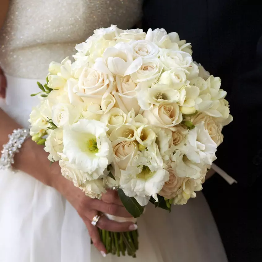 Білий букет нареченої (81 фото): ідеї весільного букета з тюльпанів, поєднуємо білий з персиковим і чорним, бежевим і ліловим кольорами 8015_52