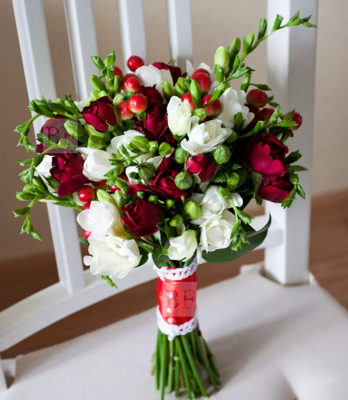 Білий букет нареченої (81 фото): ідеї весільного букета з тюльпанів, поєднуємо білий з персиковим і чорним, бежевим і ліловим кольорами 8015_54