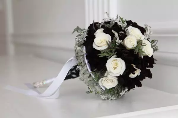 Білий букет нареченої (81 фото): ідеї весільного букета з тюльпанів, поєднуємо білий з персиковим і чорним, бежевим і ліловим кольорами 8015_55