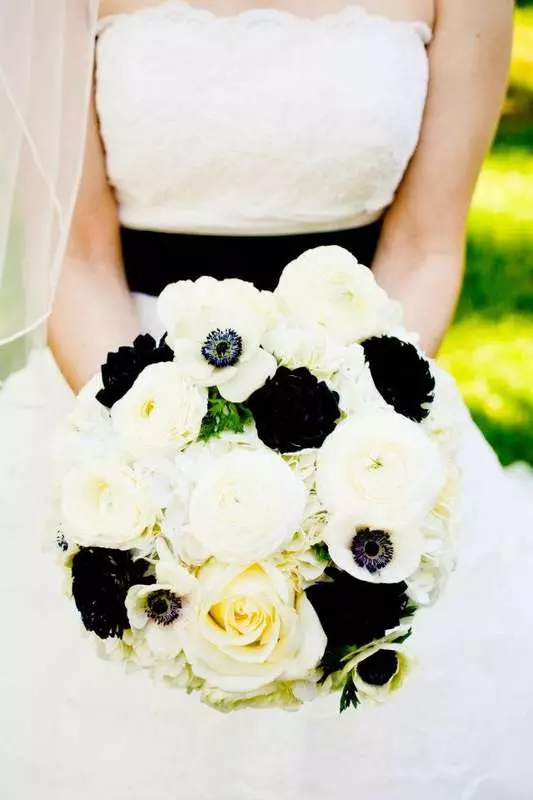 ホワイトブライダルブーケート（81写真）：チューリップのウェディングブーケのアイデア、桃と黒、ベージュと紫の花と白を組み合わせる 8015_56