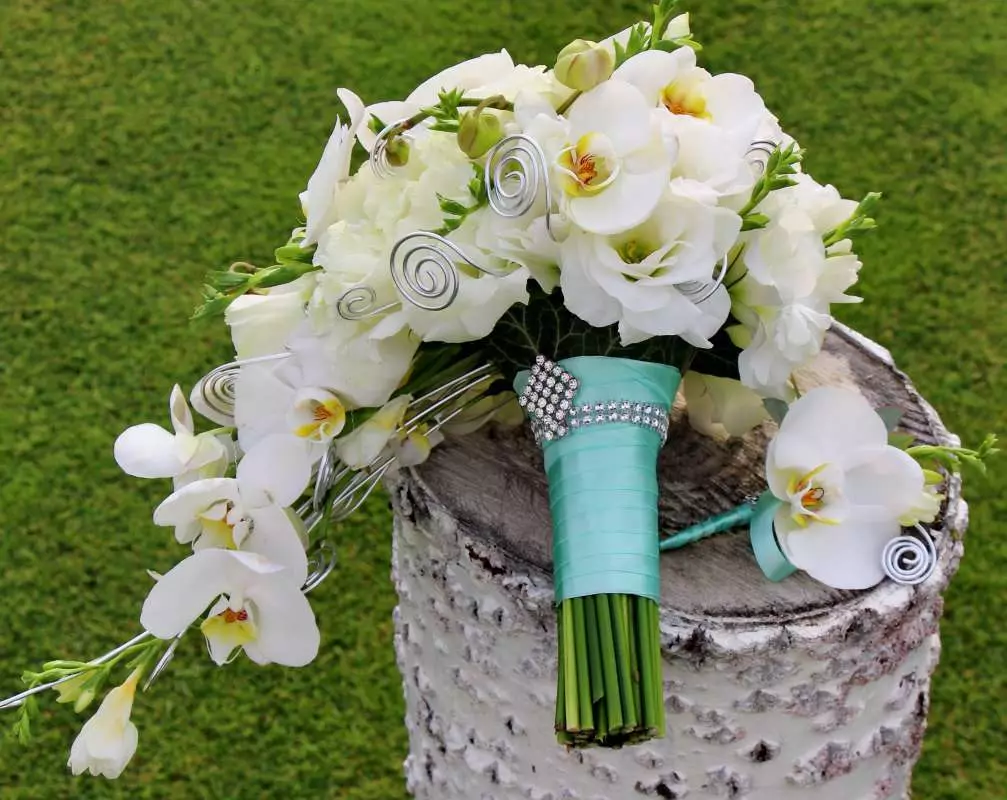 Білий букет нареченої (81 фото): ідеї весільного букета з тюльпанів, поєднуємо білий з персиковим і чорним, бежевим і ліловим кольорами 8015_58