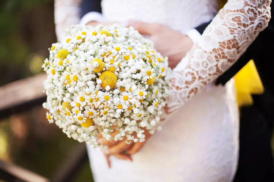 Білий букет нареченої (81 фото): ідеї весільного букета з тюльпанів, поєднуємо білий з персиковим і чорним, бежевим і ліловим кольорами 8015_60