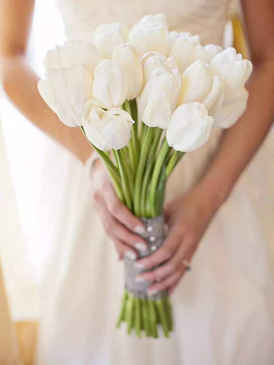 Білий букет нареченої (81 фото): ідеї весільного букета з тюльпанів, поєднуємо білий з персиковим і чорним, бежевим і ліловим кольорами 8015_61