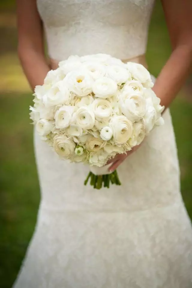 Білий букет нареченої (81 фото): ідеї весільного букета з тюльпанів, поєднуємо білий з персиковим і чорним, бежевим і ліловим кольорами 8015_62