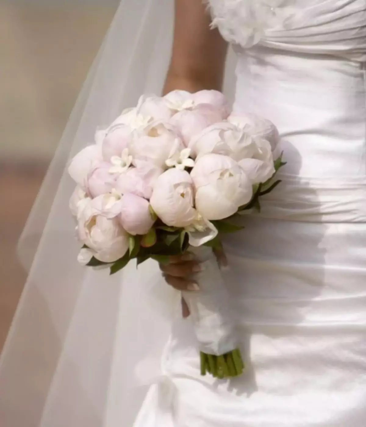 Білий букет нареченої (81 фото): ідеї весільного букета з тюльпанів, поєднуємо білий з персиковим і чорним, бежевим і ліловим кольорами 8015_63
