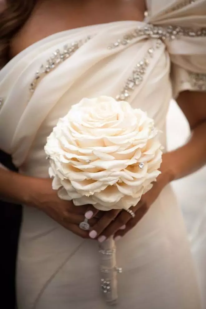 Білий букет нареченої (81 фото): ідеї весільного букета з тюльпанів, поєднуємо білий з персиковим і чорним, бежевим і ліловим кольорами 8015_68