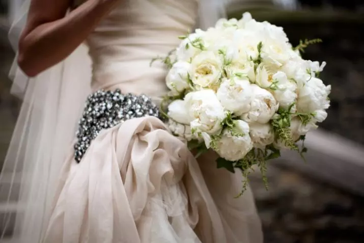 Білий букет нареченої (81 фото): ідеї весільного букета з тюльпанів, поєднуємо білий з персиковим і чорним, бежевим і ліловим кольорами 8015_69