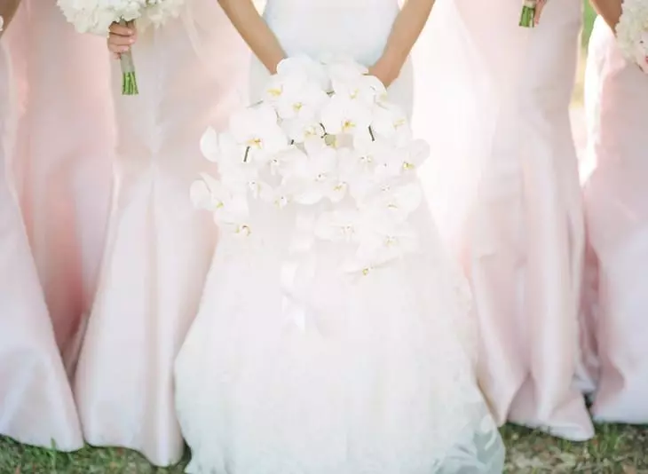 Білий букет нареченої (81 фото): ідеї весільного букета з тюльпанів, поєднуємо білий з персиковим і чорним, бежевим і ліловим кольорами 8015_70
